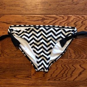 Black & white zigzag bikini bottom